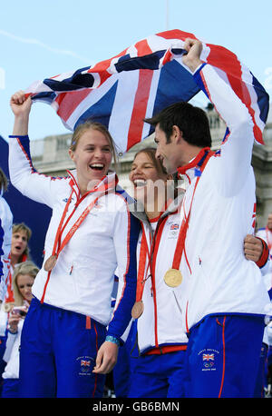 Medaglie di bronzo della Gran Bretagna con doppio scultore femminile, Elise Laverick (a destra) e Anna Bebington con Mark Hunter durante la parata olimpica del Team GB a Trafalgar Square a Londra. Foto Stock