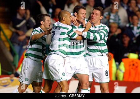 Chris Sutton (3°) di Celtic celebra il 2° gol contro Olympique Lyonnais' con l-r Liam Miller, Henrik Larsson e Alan Thompson Foto Stock