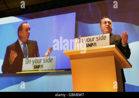 Alex Salmond, leader del Partito Nazionale Scozzese, apre la conferenza di quattro giorni a Perth, in Scozia. Foto Stock