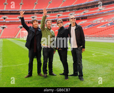 Oasis (da sinistra a destra) Gem Archer, Noel Gallagher, Liam Gallagher e Andy Bell sono raffigurati durante una fotocellula al Wembley Stadium, dove hanno annunciato il loro più grande tour in assoluto di locali all'aperto nel Regno Unito e in Irlanda la prossima estate. Foto Stock