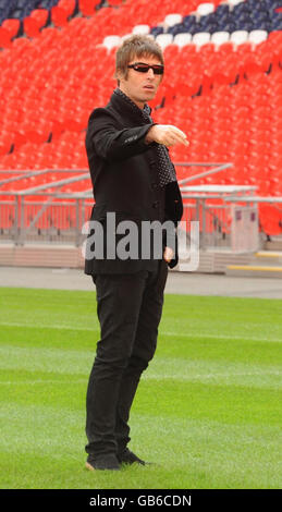 Liam Gallagher, membro della band Oasis, è stato ritratto durante una fotocellula al Wembley Stadium, dove la band ha annunciato il suo più grande tour di eventi all'aperto in Gran Bretagna e Irlanda la prossima estate. Foto Stock