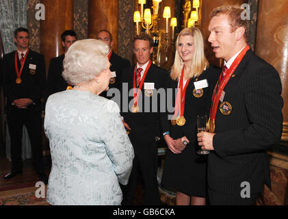 La Regina Elisabetta II incontra i medalisti olimpici Chris Hoy (a destra) e Rebecca Adlington (a destra al centro) durante il ricevimento della squadra GB delle Olimpiadi di Pechino a Buckingham Palace a Londra. Foto Stock