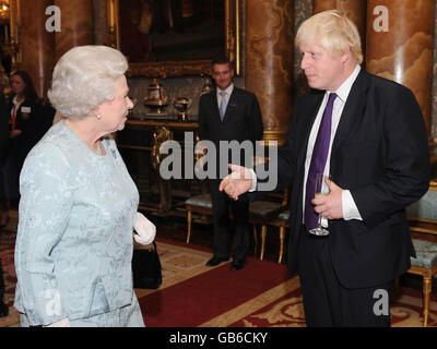 La Regina Elisabetta II della Gran Bretagna parla con il sindaco di Londra Boris Johnson durante l'accoglienza del team delle Olimpiadi di Pechino GB a Buckingham Palace a Londra. Foto Stock