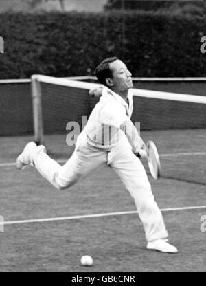Tennis - Wimbledon Championships. M Kawachi si allunga invano mentre la palla lo batte durante il suo primo round maschile singles match Foto Stock