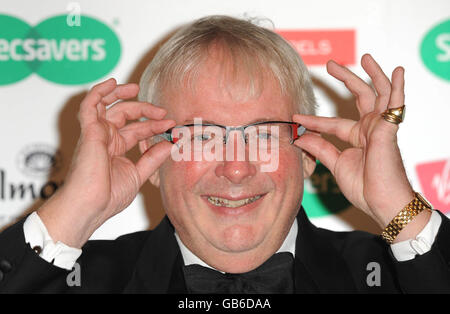 Christopher Biggins si aggiudica il premio Lifetime Achievement Award durante la finalissima di Specsaver indossatore di spettacolo dell'anno 2008, presso il Waldorf Hilton Hotel, nel centro di Londra. Foto Stock