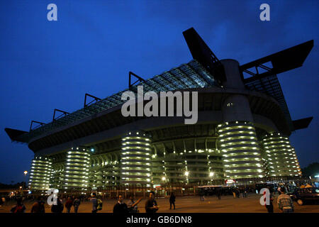 Calcio - UEFA Champions League - Gruppo B - Inter Milan v Dynamo Kiev. Una vista generale dell'esterno dello Stadio San Siro, sede dell'Inter Milan Foto Stock