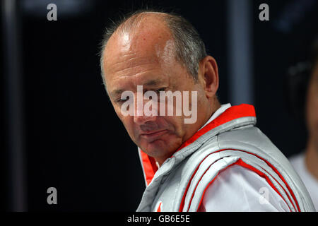 Vodafone McLaren Mercedes Team Principal Ron Dennis, nel team Garage durante una sessione di prove a Monza, Italia. Foto Stock