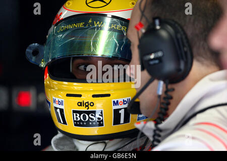 Vodafone McLaren pilota Mercedes Lewis Hamilton in garage durante una sessione di prove a Monza, Italia. Foto Stock