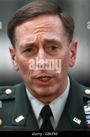 Il generale David Petraeus, il primo comandante militare americano in Iraq, al n. 10 di Downing Street per incontrare il primo ministro Gordon Brown. Foto Stock