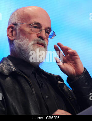 L'autore Terry Pratchett si rivolge alla Conferenza del Partito conservatore presso l'International Convention Centre di Birmingham. Foto Stock