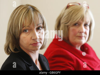 Helen Humphreys (a sinistra) e Linda Cameron (a destra) che hanno perso i loro mariti in un incidente fatale a bordo di una barca di rimorchiatore sul fiume Clyde a Glasgow, durante una conferenza stampa riguardante il rapporto della filiale di inchiesta di incidente marino (MAIB) sulla tragedia che è stata pubblicata oggi. Foto Stock