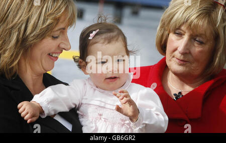 Helen Humphreys (a sinistra) con la figlia Nina e Linda Cameron (a destra) che hanno perso i mariti in un incidente mortale a bordo di un rimorchiatore, Mettiti in posa per una fotografia accanto al fiume Clyde dopo una conferenza stampa sul rapporto del Marine Infortuny Investigation Branch (MAIB) sulla tragedia che è stata pubblicata oggi. Foto Stock