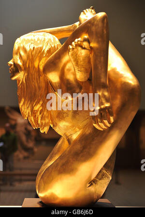 Oro massiccio Kate Moss statua svelata Foto Stock