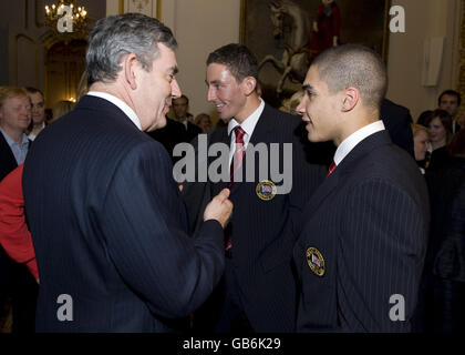 Il primo ministro Gordon Brown incontra il ginnasta Louis Smith, che ha vinto una medaglia di bronzo a Pechino, in un ricevimento per gli Olimpiadi britannici a Lancaster House, nel centro di Londra. Foto Stock