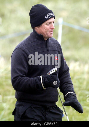 Attore Hugh Grant il 2 durante il campionato Alfred Dunhill Links al Carnoustie Golf Course, Angus. Foto Stock