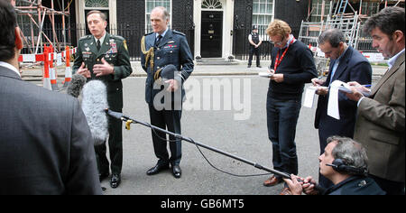 Il generale David Petraeus, a sinistra, il comandante militare degli Stati Uniti in Iraq e il maresciallo capo dell'aria Sir Jock Stirrup parlano ai media dopo un incontro al n. 10 di Downing Street per incontrare il primo ministro Gordon Brown. Foto Stock