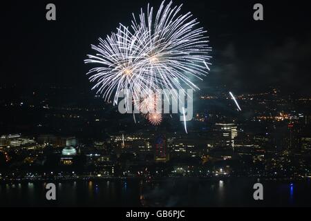 La Boston Pops stravaganza di fuochi d'artificio sul fiume Charles come visto dalla parte superiore della torre prudenziali in Boston's Back Bay. Foto Stock