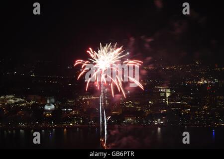 La Boston Pops stravaganza di fuochi d'artificio sul fiume Charles come visto dalla parte superiore della torre prudenziali in Boston's Back Bay. Foto Stock