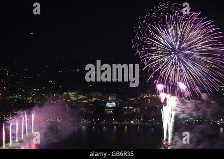 La Boston Pops stravaganza di fuochi d'artificio sul fiume Charles come visto dalla parte superiore della torre prudenziali in Boston's Back Bay. Foto Stock