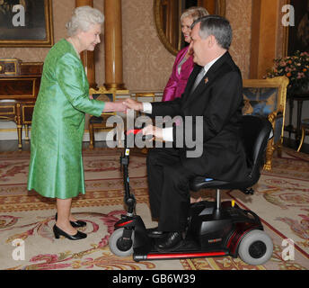 La regina Elisabetta II riceve il tenente governatore dell'Ontario, l'onorevole David Onley e la signora Onley, a Buckingham Palace a Londra. Foto Stock
