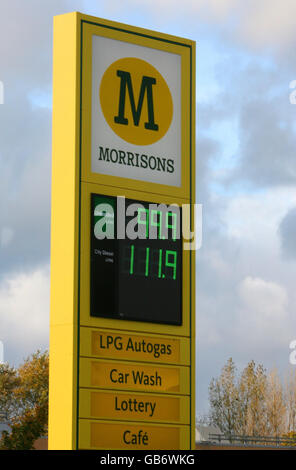 Una visione generale di un distributore di benzina Morrisons a Belle vale, Liverpool, che oggi vende benzina al di sotto di 1 litro per la prima volta quest'anno. Foto Stock