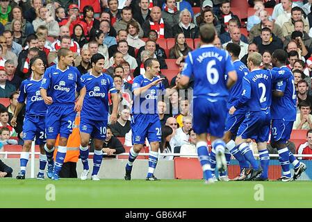 Calcio - Barclays Premier League - Arsenal / Everton - Emirates Stadium. Everton's Leon Osman (centro) festeggia con i suoi compagni di squadra dopo aver segnato i suoi lati prima meta Foto Stock