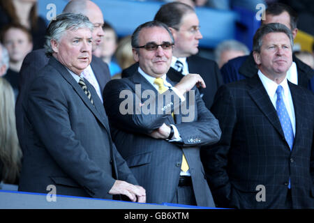 L-R; Newcastle United Interim manager Joe Kinnear e Newcastle United Chairman Derek Llambias stand con Keith Harris, presidente degli agenti di borsa Seymour Pierce che sono stati assunti per trovare un acquirente per il club Foto Stock