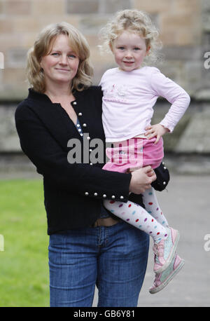 Marianne Eik e sua figlia Heidi Elik vicino alla Cattedrale di Dunbalne in Scozia. Fotografia per l'articolo del giornale Ilta-Sanomat sul massacro di Dunblane nel 1996 Foto Stock