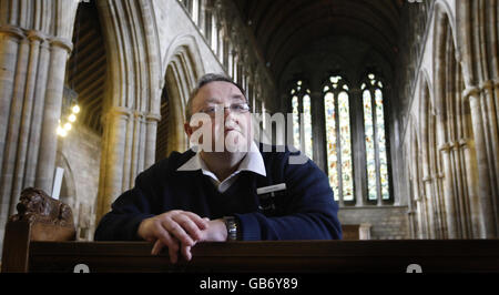 Dipendente del National Trust Howard Allan nella cattedrale di Dunbalne in Scozia. Fotografia per l'articolo del giornale Ilta-Sanomat sul massacro di Dunblane nel 1996. Foto Stock