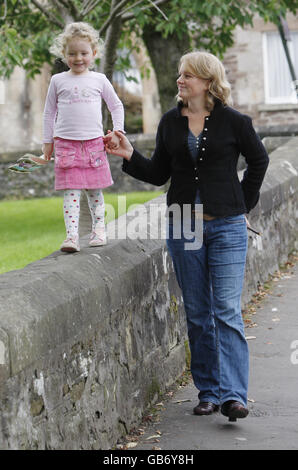 Marianne Eik e sua figlia Heidi Elik vicino alla Cattedrale di Dunbalne in Scozia. Fotografia per l'articolo del giornale Ilta-Sanomat sul massacro di Dunblane nel 1996 Foto Stock