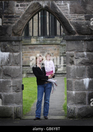 Marianne Eik e sua figlia Heidi Elik vicino alla Cattedrale di Dunbalne in Scozia. Fotografia per l'articolo del giornale Ilta-Sanomat sul massacro di Dunblane nel 1996 Foto Stock