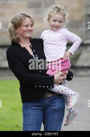 Marianne Eik e sua figlia Heidi Elik vicino alla Cattedrale di Dunbalne in Scozia. Fotografia per l'articolo del giornale Ilta-Sanomat sul massacro di Dunblane nel 1996 Foto Stock