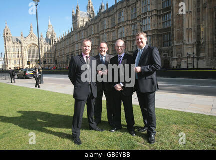 John Mason, MP per Glasgow East (seconda a destra) fuori dalle Houses of Parliament con (da sinistra) Peter Wishart, MP per Perth e North Perthshire, Stewart Hosie MP per Dundee East e Angus Robertson, SNP Westminster leader. Foto Stock