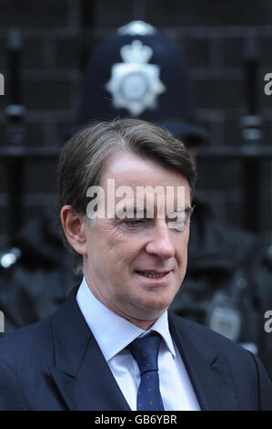 Il nuovo segretario alle imprese Peter Mandelson lascia il 10, Downing Street, Londra, a seguito di una riunione del Consiglio economico nazionale. Foto Stock