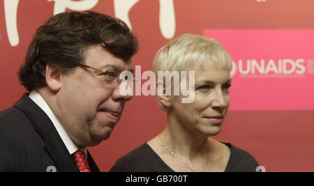 La cantante Annie Lennox e Taoiseach Brian Cowen al quarto Forum globale sui bambini affetti da HIV e AIDS a Dublino. Foto Stock