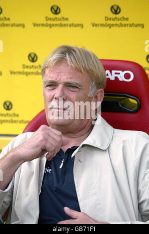 Calcio - Bundesliga tedesca - Kaiserslautern v Freiburg. Volker Finke, responsabile di SC Freiburg Foto Stock