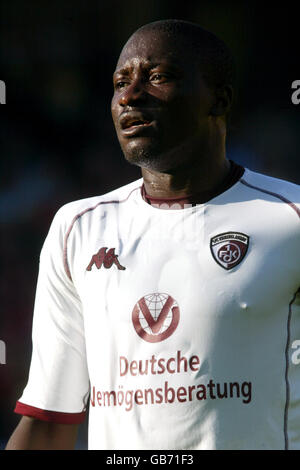 Calcio - Bundesliga tedesca - Kaiserslautern v Freiburg. Lucine Mettomo, Kaiserslautern Foto Stock