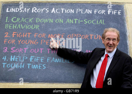 Il candidato laburista alle elezioni by Lindsay Roy rivela il piano d'azione del suo partito per l'area durante la campagna elettorale prima delle elezioni by-election di Glenrothes. Foto Stock