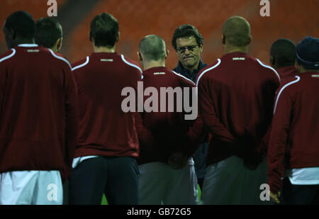 Calcio - Coppa del mondo FIFA 2010 - turno di qualificazione - Gruppo sei - Bielorussia / Inghilterra - Inghilterra allenamento - Dinamo Stadium. Il manager inglese Fabio Capello fornisce le sue istruzioni durante la sessione di formazione Foto Stock