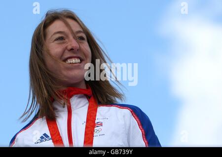 Olimpiadi - Team GB Beijing Homecoming Parade - Londra. Medaglia d'oro olimpica vincitrice del ciclista Nicole Cooke durante la sfilata del Team GB nel centro di Londra. Foto Stock