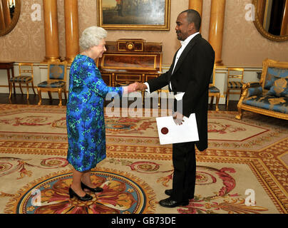 La Regina Elisabetta II della Gran Bretagna stringe le mani con sua Eccellenza l'Alto Commissario per la Repubblica di Trinidad e Tobago John Jeremie, quando ha presentato le sue credenziali a Buckingham Palace Londra Foto Stock