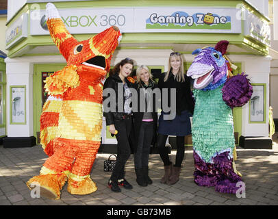 (Da sinistra a destra) Jasmine Guiness, Nicole Appleton e Judy Parfitt in posa con i personaggi del videogioco Viva Pinata durante il lancio della Xbox 360 Gaming zone a Legoland, a Windsor. Foto Stock