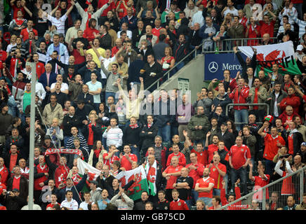 Calcio - Coppa del mondo FIFA 2010 - turno di qualificazione - Gruppo quattro - Germania / Galles -Borussia Park. I fan del Galles si immergersi nell'atmosfera del Borussia Park Foto Stock