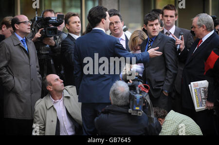 Il cancelliere ombra George Osborne parla al di fuori del quartier generale dei conservatori di Londra, dove ha affermato di non aver né chiesto né ricevuto denaro per il suo partito da un miliardario russo. Foto Stock