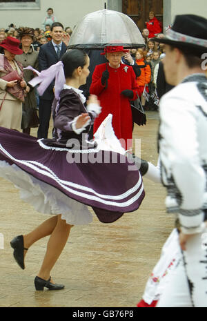 La Regina Elisabetta II della Gran Bretagna guarda i tradizionali ballerini folcloristici slovacchi esibirsi nella Blavica centrale durante la prima di una visita di due giorni nello stato del paese. Foto Stock