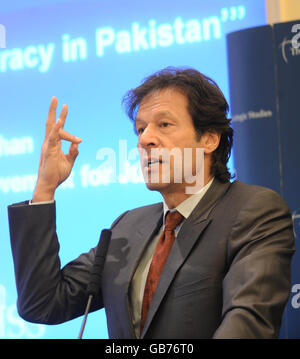 Imran Khan parla oggi all'International Institute for Strategic Studies di Londra sul futuro della democrazia pakistana e su ciò che considera una guerra civile al confine con l'Afghanistan. Foto Stock