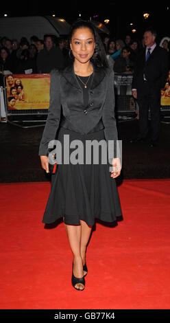 Sophie Okonedo arriva alla proiezione di 'The Secret Life of Bees' durante il Times BFI London Film Festival 2008, presso l'Odeon West End nel centro di Londra. Foto Stock