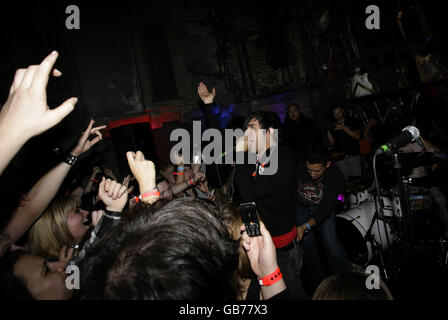 Fall out Boy Live in concerto - Londra. Fall out Boy che esegue un concerto segreto al London Dungeon nel centro di Londra. Foto Stock