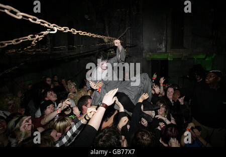 Le scene della folla come Fall out Boy eseguono un concerto segreto al London Dungeon nel centro di Londra. Foto Stock