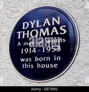 Una targa che è stata svelata oggi sul rinnovato 5 Cwmdonkin Drive, Swansea, la casa d'infanzia di Dylan Thomas, che è stato aperto al pubblico oggi, su quello che sarebbe stato il suo 94 ° compleanno. Foto Stock